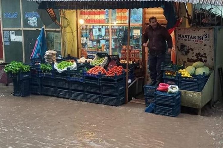 Elazığ'da sağanak yağış hayatı olumsuz etkiledi