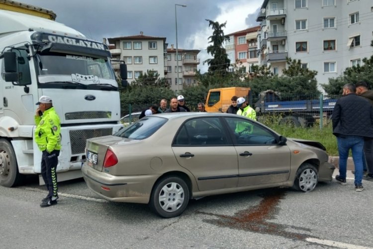 Bursa'da ana yola &ccedil;ıkan otomobile tır &ccedil;arptı!