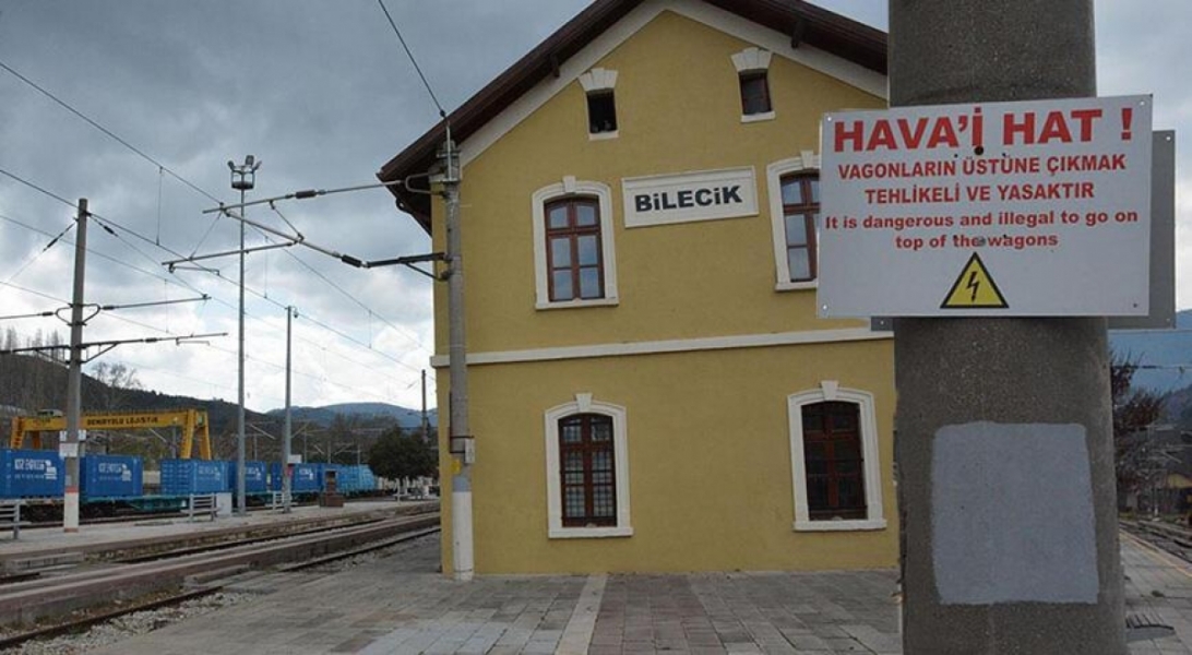 Bilecik'te vagon &uuml;st&uuml;nde video &ccedil;eken iki kişi elektrik akımına kapıldı