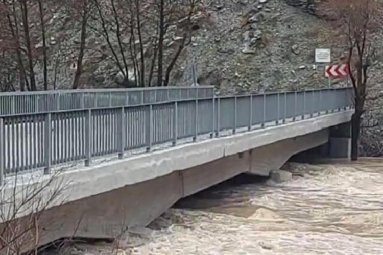 Munzur &Ccedil;ayı taştı, yol ulaşıma kapandı