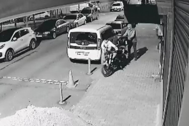 İstanbul'da 100 bin lira değerindeki motosikleti &ccedil;alanlar kamerada