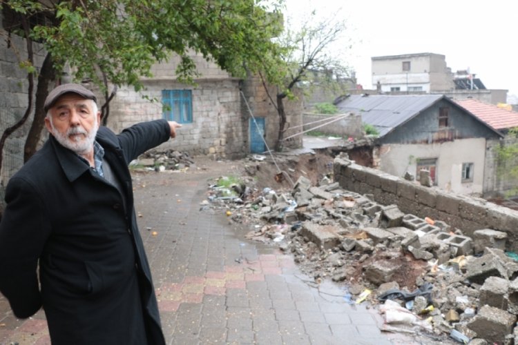 Kahramanmaraş'ta mahallenin yolundaki &ccedil;&ouml;k&uuml;nt&uuml; tedirginlik oluşturdu