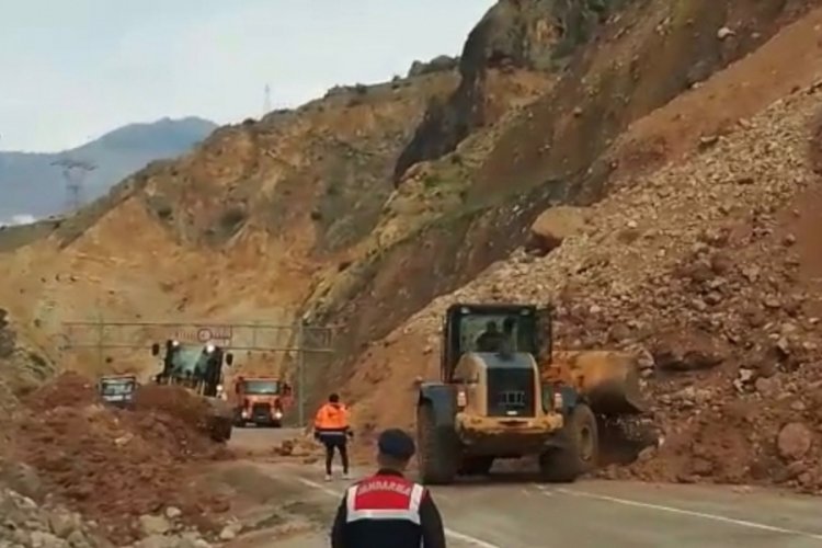 Artvin- Ardanu&ccedil; kara yolunda heyelan meydana geldi