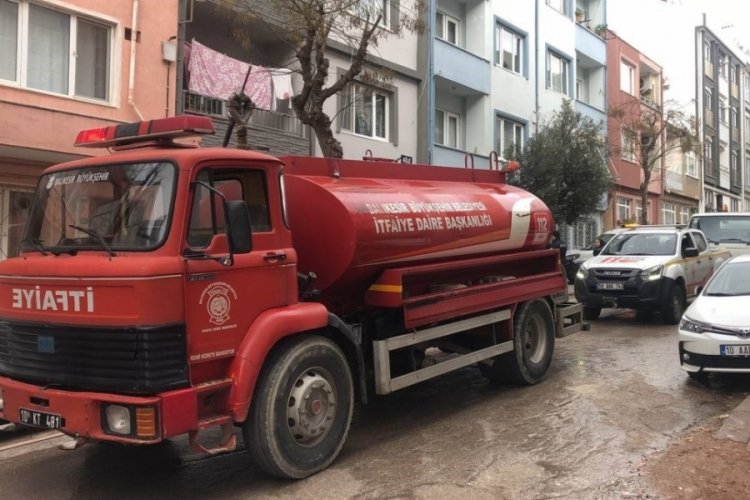 Balıkesir Bandırma'da evde yangın &ccedil;ıktı, 2 kişi hastaneye kaldırıldı
