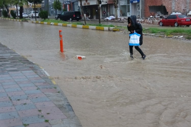 Adıyaman'da yağış cadde ve sokakları g&ouml;le &ccedil;evirdi