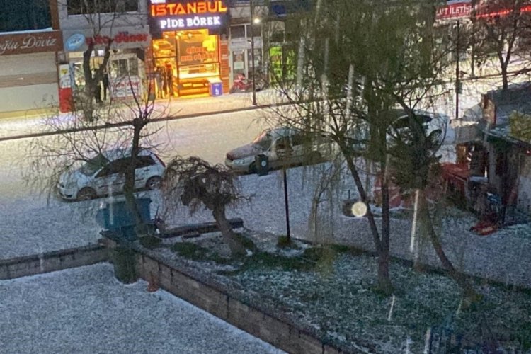 Aksaray'da dolu yağışı kenti beyaza b&uuml;r&uuml;d&uuml;