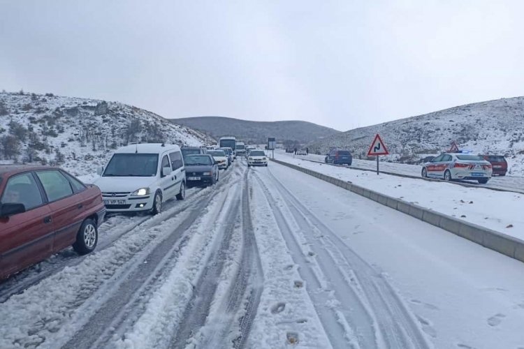 Afyonkarahisar'da dolu yağışı kazalara neden oldu