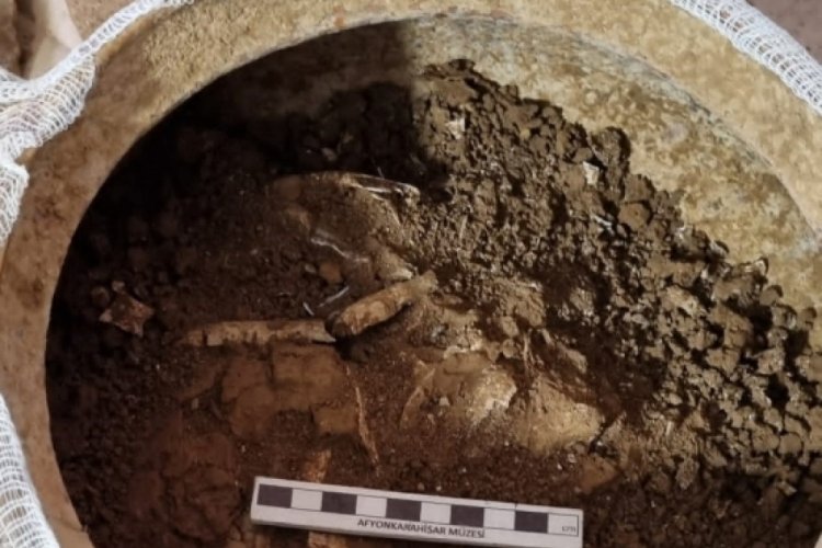 Afyonkarahisar'da temel kazısında bulunan lahidin i&ccedil;indeki k&uuml;plerden insan kemikleri &ccedil;ıktı