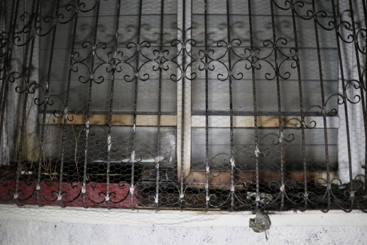 Adana'da 2 aylık kız &ccedil;ocuğunun &ouml;l&uuml; bulunduğu ev benzin d&ouml;k&uuml;lerek yakıldı