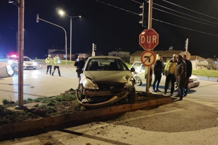 Amasya'da iki otomobil &ccedil;arpıştı: &Ccedil;ok sayıda yaralı var