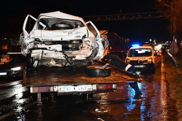 Şanlıurfa'da park halindeki otomobile tır &ccedil;arptı