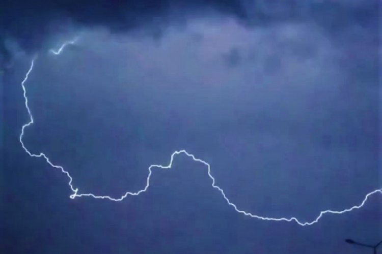 Elazığ'da şimşekler g&ouml;rsel ş&ouml;len oluşturdu