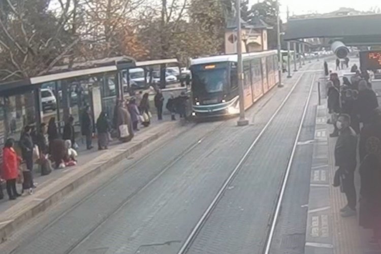 Kocaeli'nde yolcu, tramvayın altında kalmaktan son anda b&ouml;yle kurtuldu
