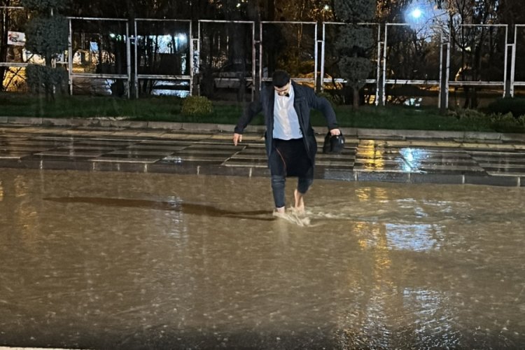 Elazığ'da sağanak yağışta yalın ayak y&uuml;r&uuml;y&uuml;ş