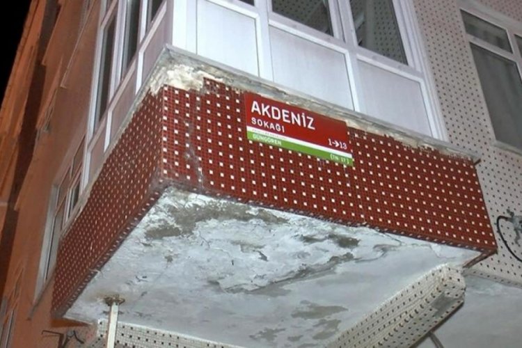 İstanbul'da feci olay: Balkondan d&uuml;şen kadın yaralandı