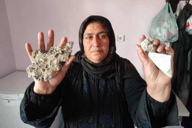 Adana'da kadınlar &ccedil;ocuklarla ev basıp taş ve soplarla camları kırdılar