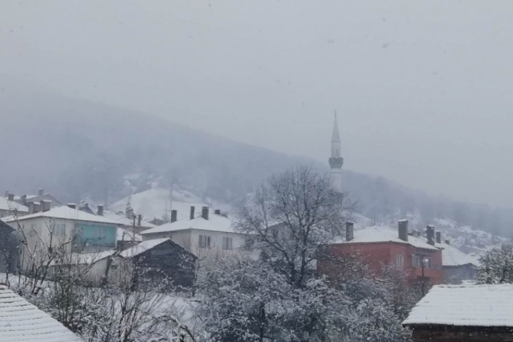 Nisan ayının ortasında Uludağ'a kar yağışı s&uuml;r&uuml;yor