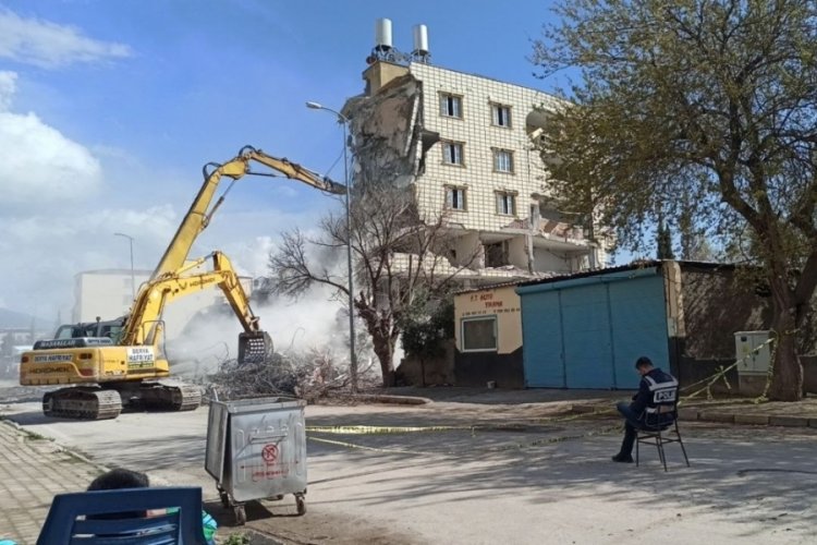 Depremde hasar g&ouml;ren binaların yıkımı devam ediyor