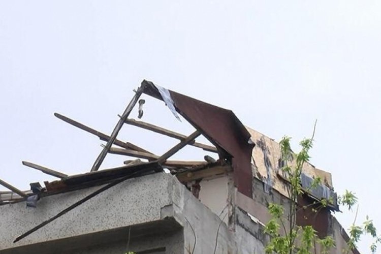 İstanbul'da boşaltılan binanın &ccedil;atısı &ccedil;&ouml;kt&uuml;! Bir kişi yaralandı