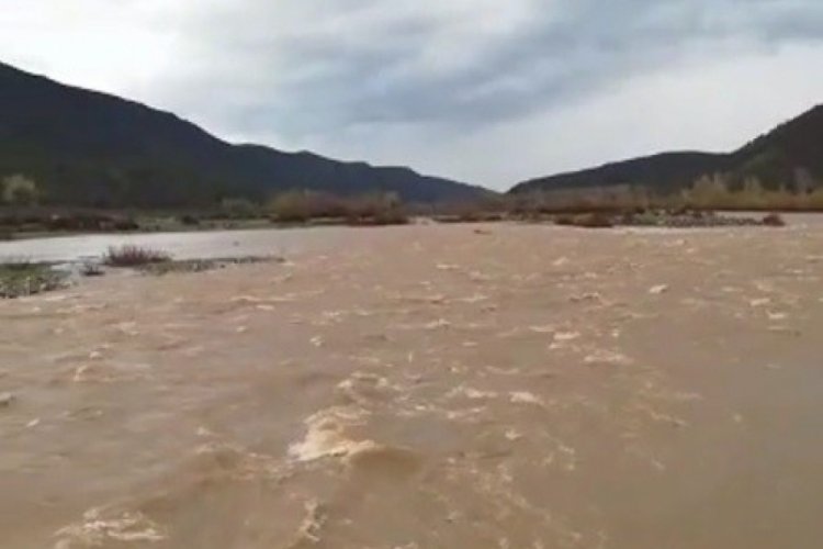 Bing&ouml;l'de iki g&uuml;nd&uuml;r devam eden sağanak dereleri coşturdu