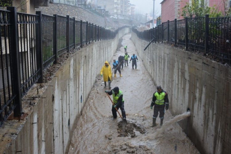 Hakkari'de yağış nedeniyle yollarda heyelan meydana geldi