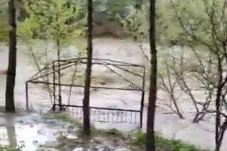 Diyarbakır'da &ccedil;ay taştı, bah&ccedil;eleri su  bastı