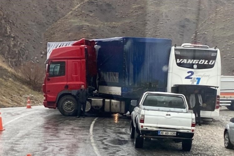 Hakkari'de katliam gibi kaza: 3 &ouml;l&uuml;, 3 yaralı