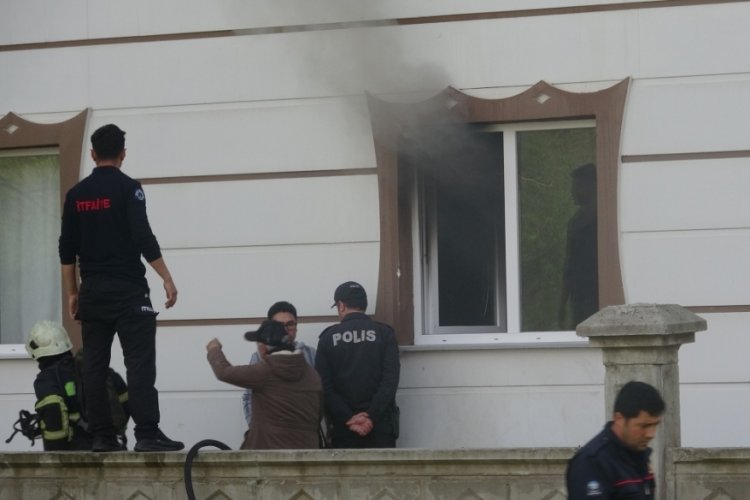 Tokat'ta apartman dairesinde &ccedil;ıkan yangın ekipleri alarma ge&ccedil;irdi