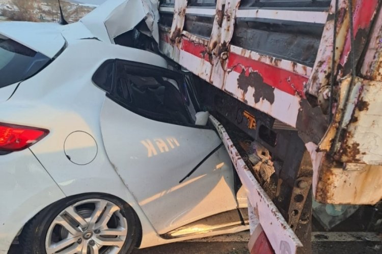Sivas'ta otomobil tıra ok gibi saplandı: 1 yaralı