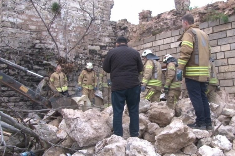 İstnabul Fatih'te Silivrikapı surlarının bir b&ouml;l&uuml;m&uuml; yıkıldı: 1 &ouml;l&uuml;