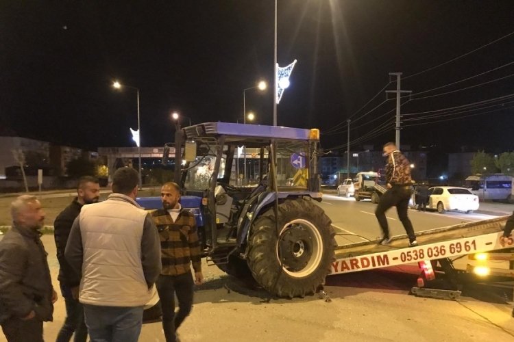 Iğdır'da otomobil trakt&ouml;re &ccedil;arptı: &Ccedil;ok sayıda yaralı var