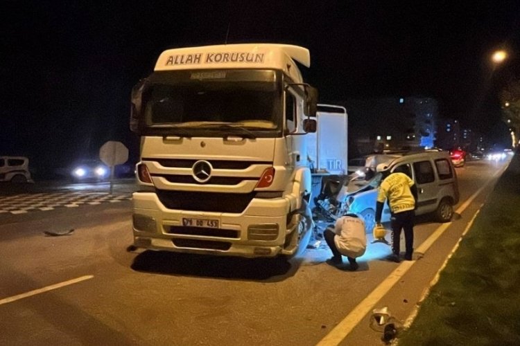 Kilis'te hafif ticari ara&ccedil;la tır &ccedil;arpıştı