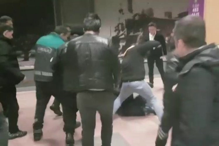 Bursa'da metro istasyonunda yumruklu kavga