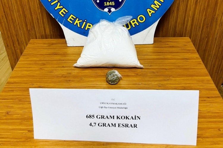 İzmir'de ka&ccedil;an s&uuml;r&uuml;c&uuml;n&uuml;n aracında kokain bulundu
