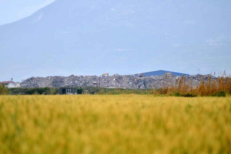 Deprem molozları Hatay'da dağ gibi oldu