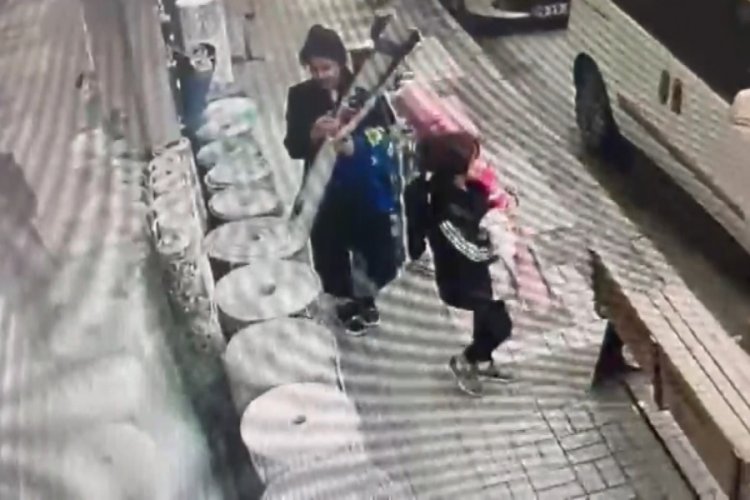 Bursa'da bir aile m&uuml;şteri gibi geldi! Halıları b&ouml;yle &ccedil;aldı