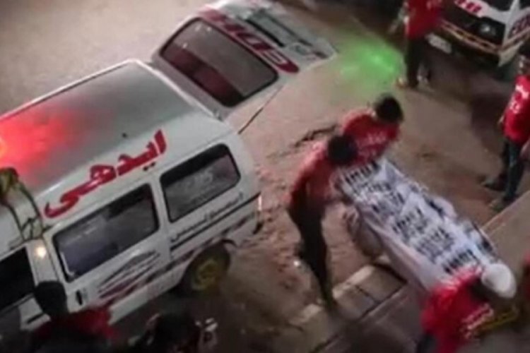 Pakistan'da fabrikada yangın &ccedil;ıktı: 4 &ouml;l&uuml;, 13 yaralı