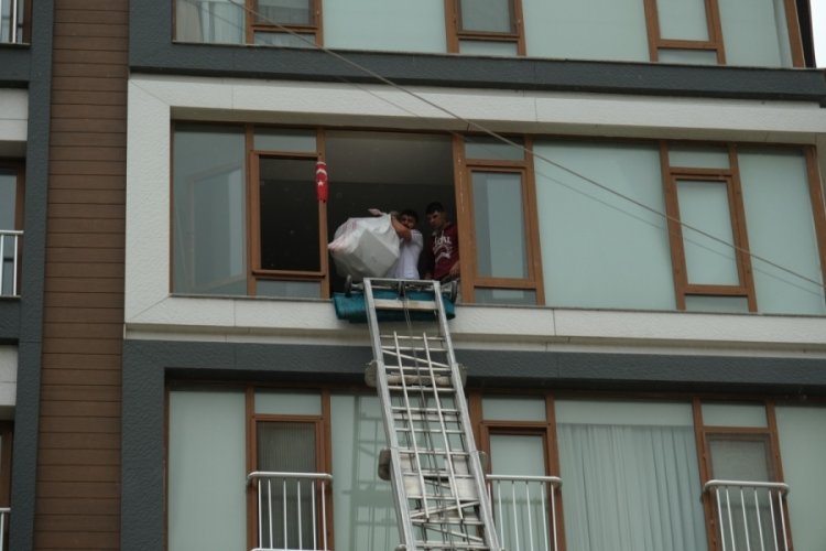 Canlarını riske atıp ağır hasarlı binalardan eşya &ccedil;ıkarıyorlar