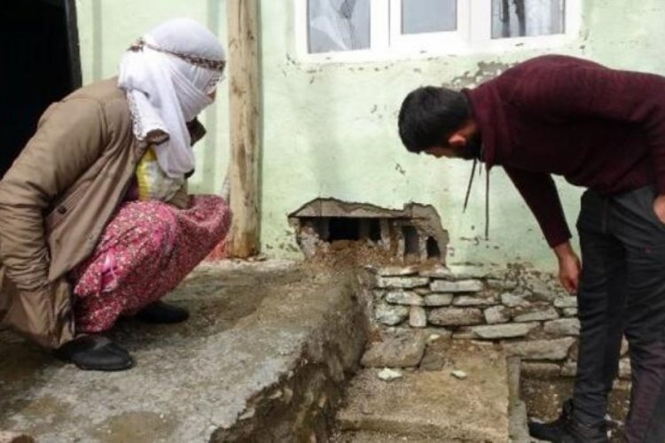 Hakkari'de evlerine yıldırım d&uuml;şt&uuml;; 'Bomba atıldı sandık' dedi