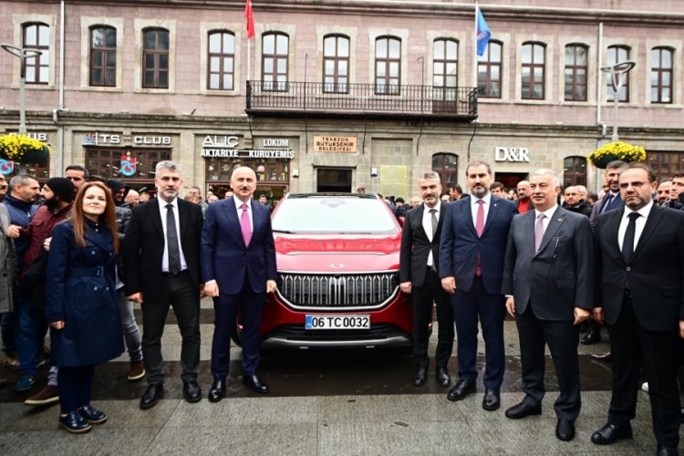 Bakan Karaismailoğlu, Togg ile Trabzon'da trafiğe &ccedil;ıktı