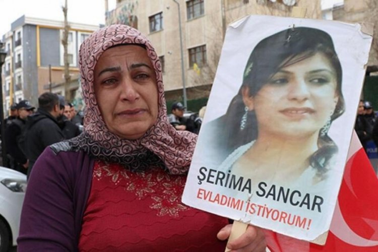 Kızı i&ccedil;in evlat n&ouml;betine katılan anne: Biz, hakkımız olan evlatlarımızı istiyoruz