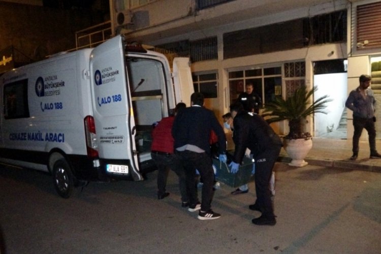Antalya'da eski eşin ihbarı polisi alarma ge&ccedil;irdi, evden bir cenaze ve 3 k&ouml;pek &ccedil;ıktı