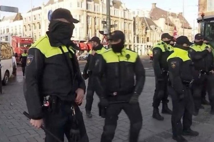 Hollanda'da bomba alarmı: Parlamento binası boşaltıldı