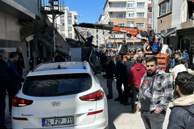 İstanbul G&uuml;ng&ouml;ren'de kentsel d&ouml;n&uuml;ş&uuml;m kapsamındaki boş bina &ccedil;&ouml;kt&uuml;