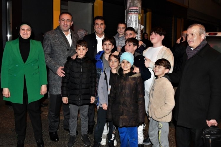 Başkan D&uuml;ndar'a &ccedil;ocuklardan yoğun ilgi
