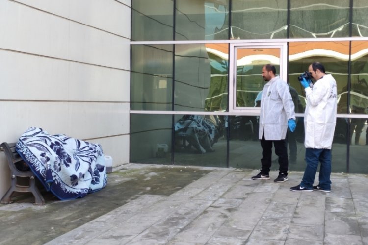 Antalya'da hastane bah&ccedil;esindeki bankta &ouml;l&uuml; bulundu