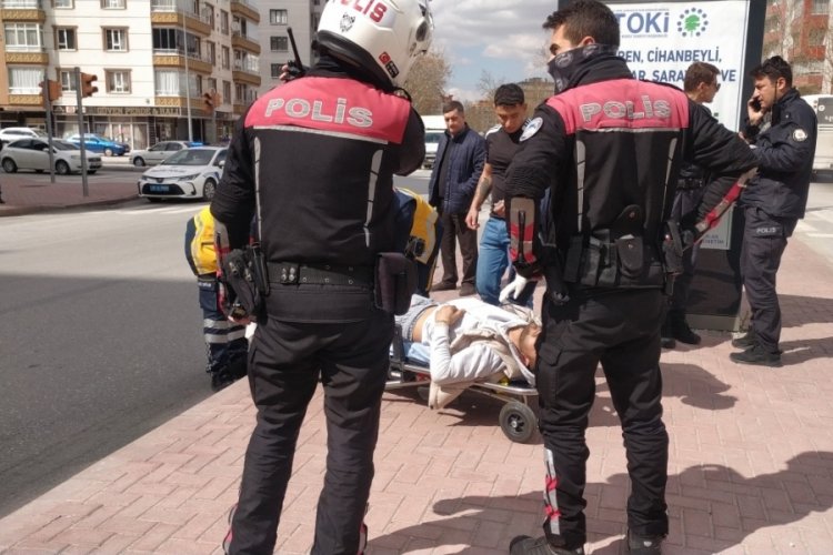 Konya'da caddede y&uuml;r&uuml;rken silahla vuruldu