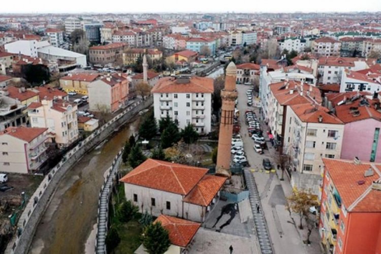 800 yıllık eğri minarede depremler sonrası kayma yok