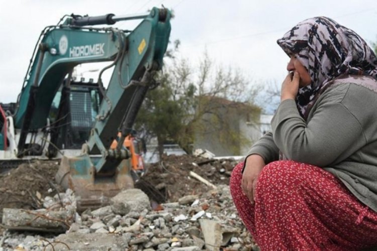 Kahramanmaraş'ta evinin enkazının kaldırılışını duygu dolu g&ouml;zlerle izledi