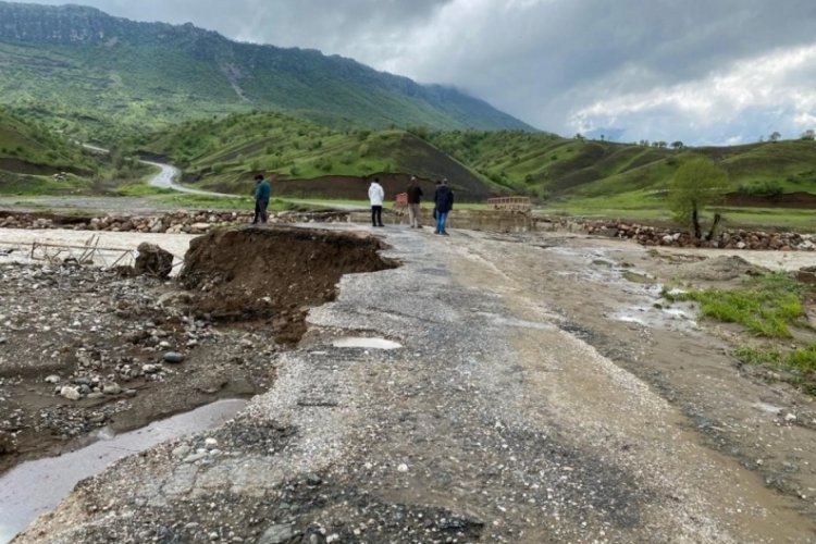 Hakkari Derecik'te sağanak yağış k&ouml;pr&uuml;leri yıktı